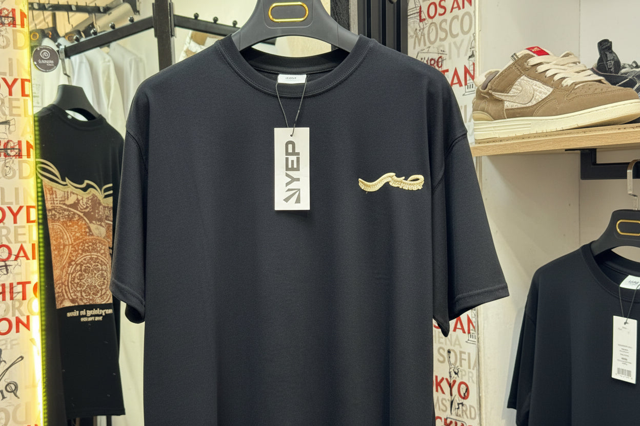 T-SHIRT OVERSIZE YP صبر en NOIR